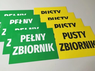 Custom magnets measuring 45 cm wide and 35 cm high, glossy finish with a graphic design in green and yellow.
