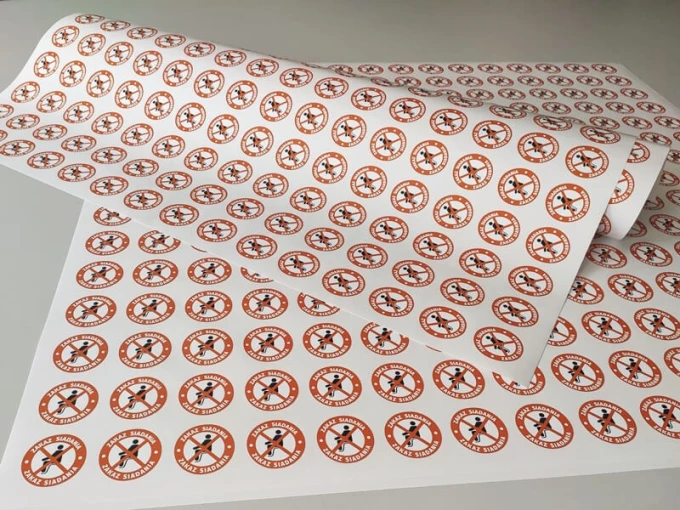 Set of individual die-cut stickers in a circle shape, 5 cm diameter, no lamination, easy removable adhesive.
