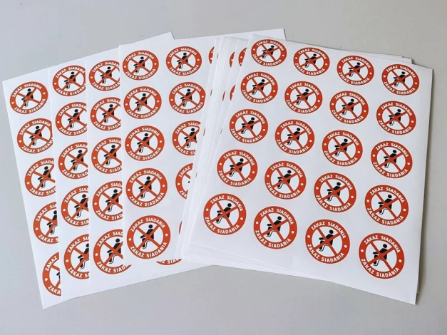 Set of individual die-cut circle stickers, 5 cm diameter, no lamination, easy removable adhesive.