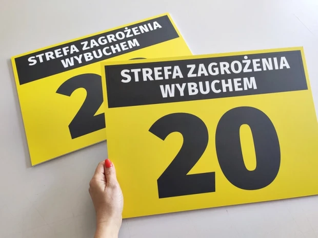 Explosion hazard sign 261 - Graphic design. Yellow background with black text and large numbers.