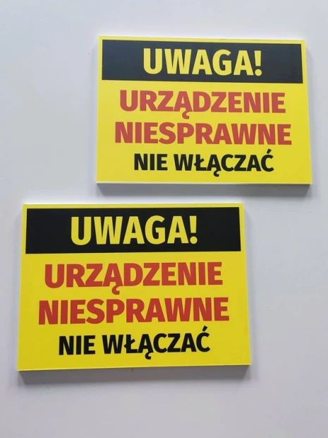 Warning sign: Device malfunction, do not turn on - Graphic design. Yellow background, black and red text, rectangular shape.