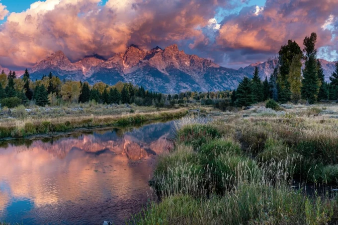 Mountain landscape wallpaper FP 6448 - Graphic design with mountains, water reflection, and clouds in various shades.