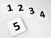 Custom magnetic mat in small size - Graphic design. White background with large black numbers 1 to 5.