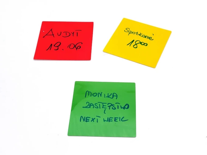 Self-adhesive electrostatic dry-erase sticky notes - Graphic design. Three square notes in red.