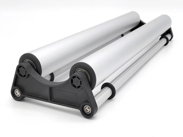 Advertising media expander - Graphic design. Two silver cylindrical elements on a black base.