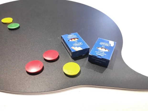 Chalkboard magnetic board Dymek 167 - Round design with a smooth surface and colorful magnets included.