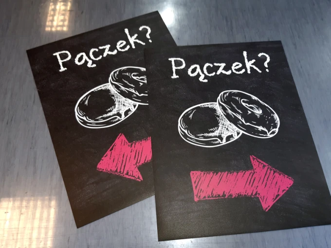 Individual chalkboard set with print, 2 pieces - Graphic design. Two boards featuring donut illustrations and an arrow.