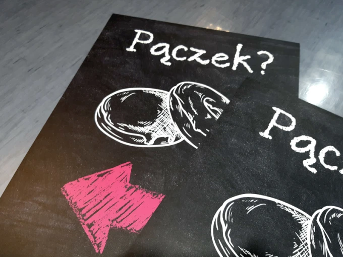 Individual chalkboard with print, set of 2 - Graphic design. White text on a black board.