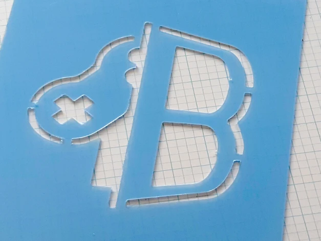 Reusable painting stencil, 1 mm thick, 25 x 15 cm - Graphic design featuring a large letter B.