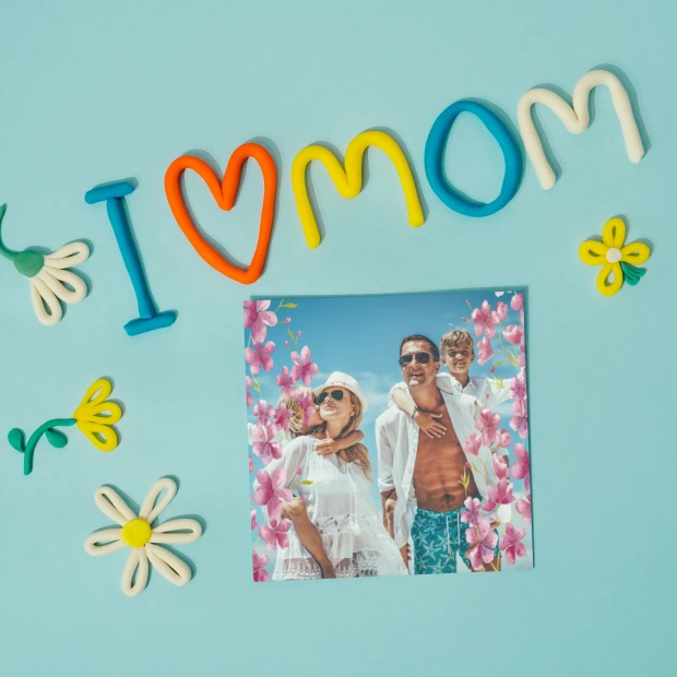 50x50 cm poster for special occasions - Graphic design with colorful letters saying I love Mom, surrounded by flowers.