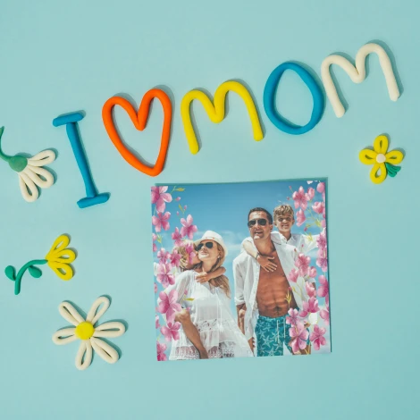 50x50 cm poster for special occasions - Graphic design with colorful letters saying I love Mom, surrounded by flowers.