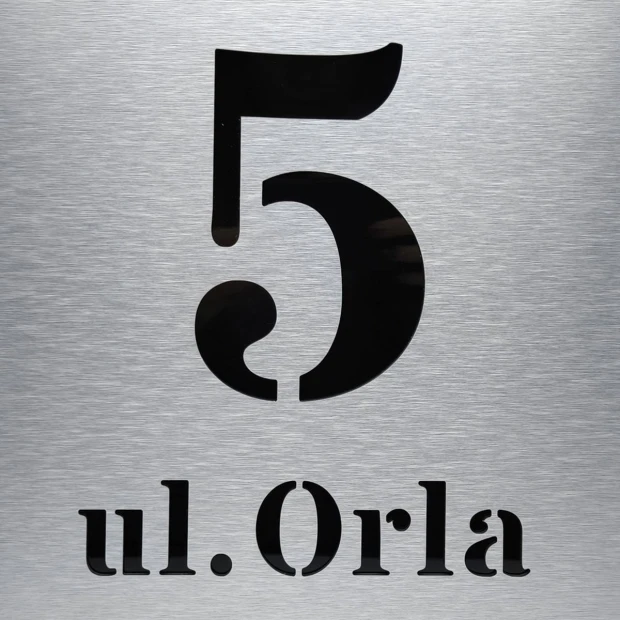 Engraved address plaque in brushed silver-black dibond, 42 x 35 cm, featuring large number 5 and street name.