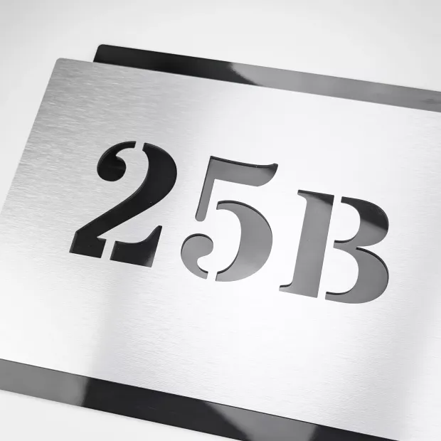 Engraved address plaque in brushed silver-black dibond, 42 x 35 cm, with cut-out silver numbers 25B.
