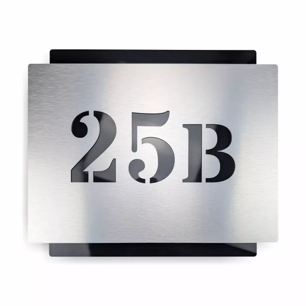 Engraved address plaque in brushed silver and black dibond, 42 x 35 cm, with silver cut-out numbers and letters.