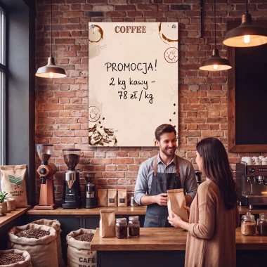 Tablica suchościeralna na ceglanej ścianie w kawiarni z napisem promocja. Barista podający paczkę klientce