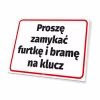 Sign: Please lock both the pedestrian gate and the vehicle gate.